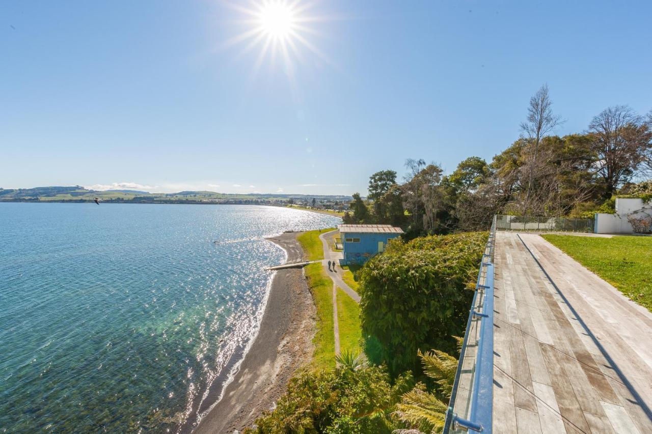 Spectacular Lakefront Home Taupo Eksteriør bilde