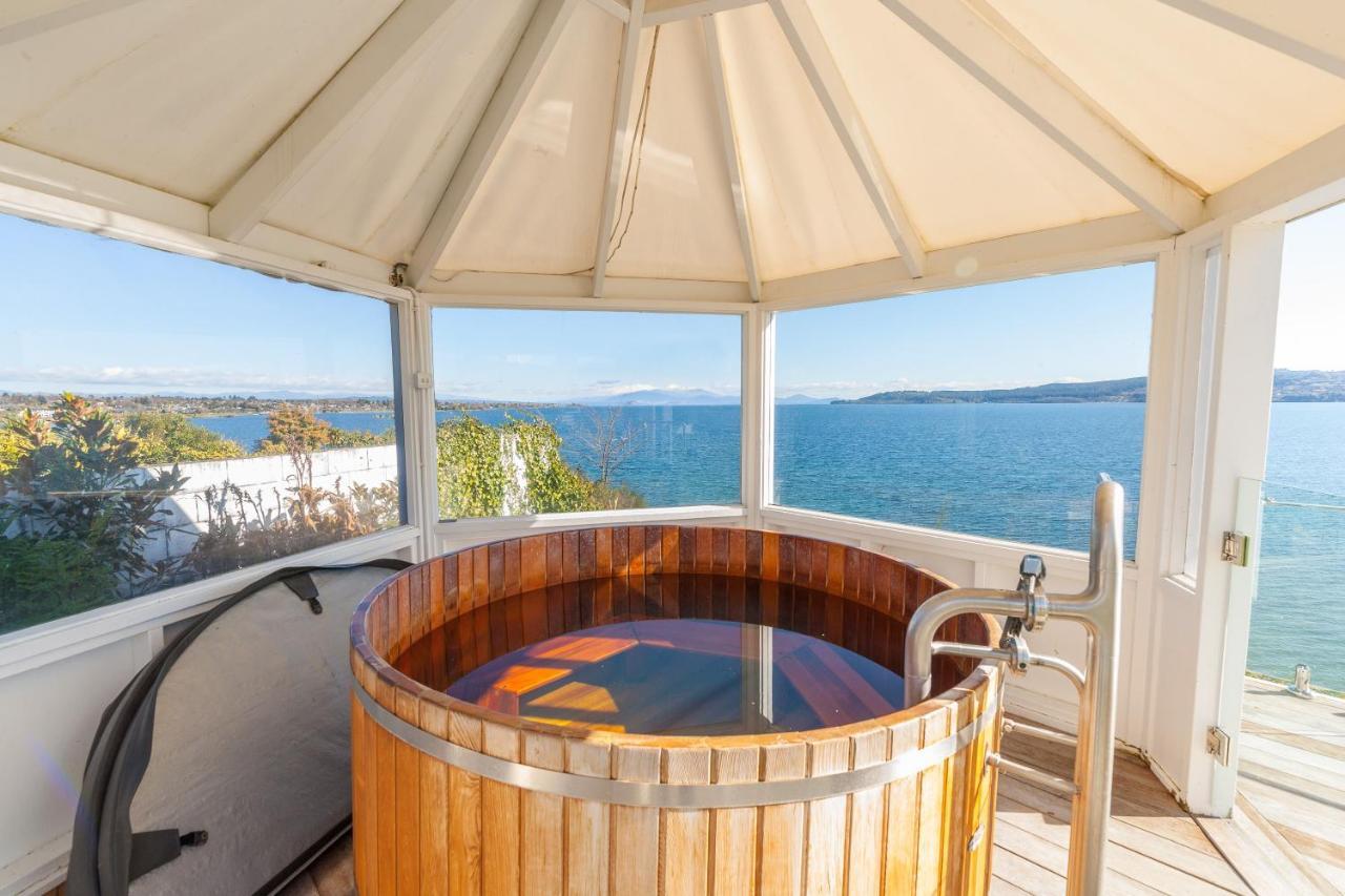 Spectacular Lakefront Home Taupo Eksteriør bilde