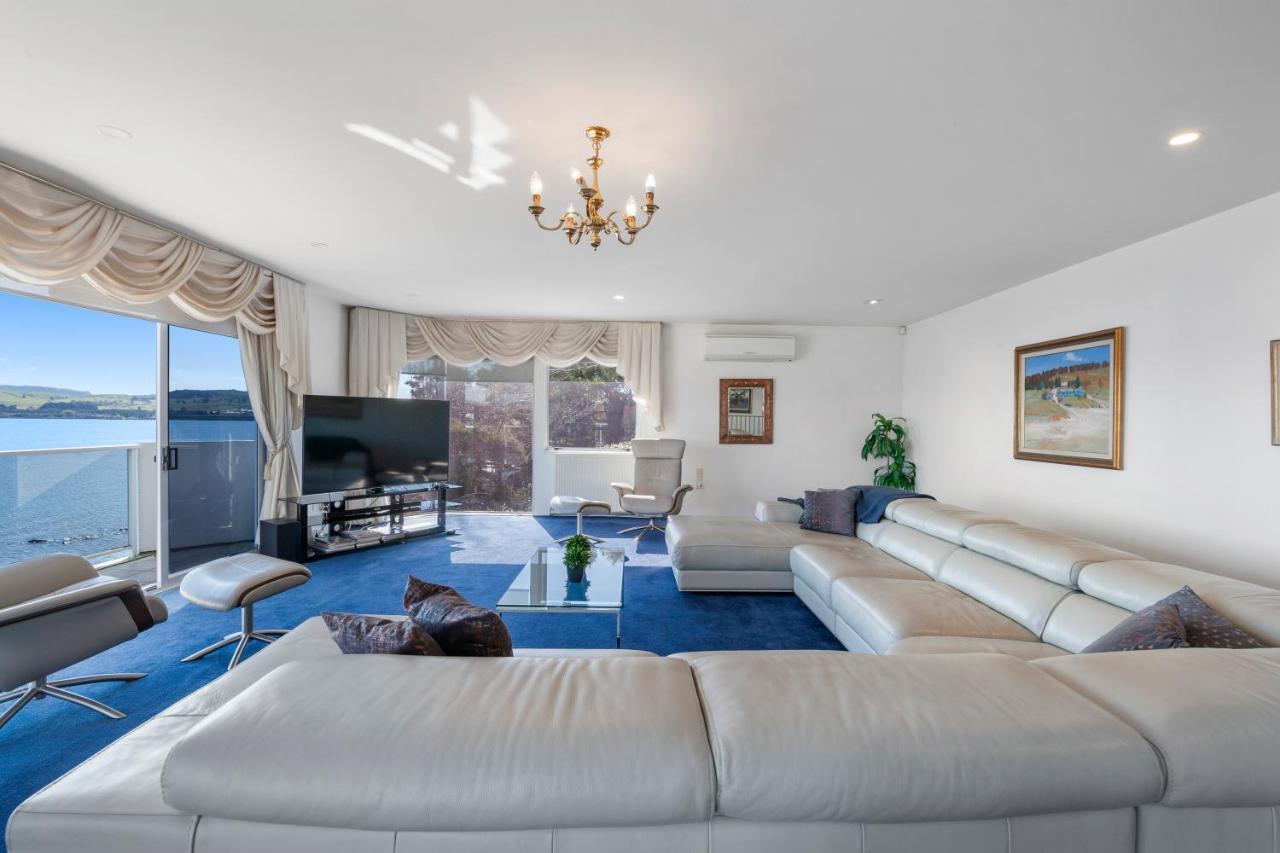 Spectacular Lakefront Home Taupo Eksteriør bilde