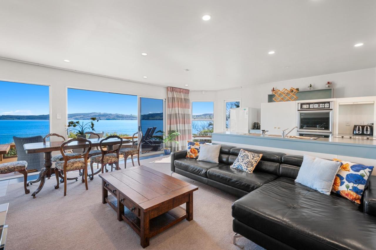 Spectacular Lakefront Home Taupo Eksteriør bilde