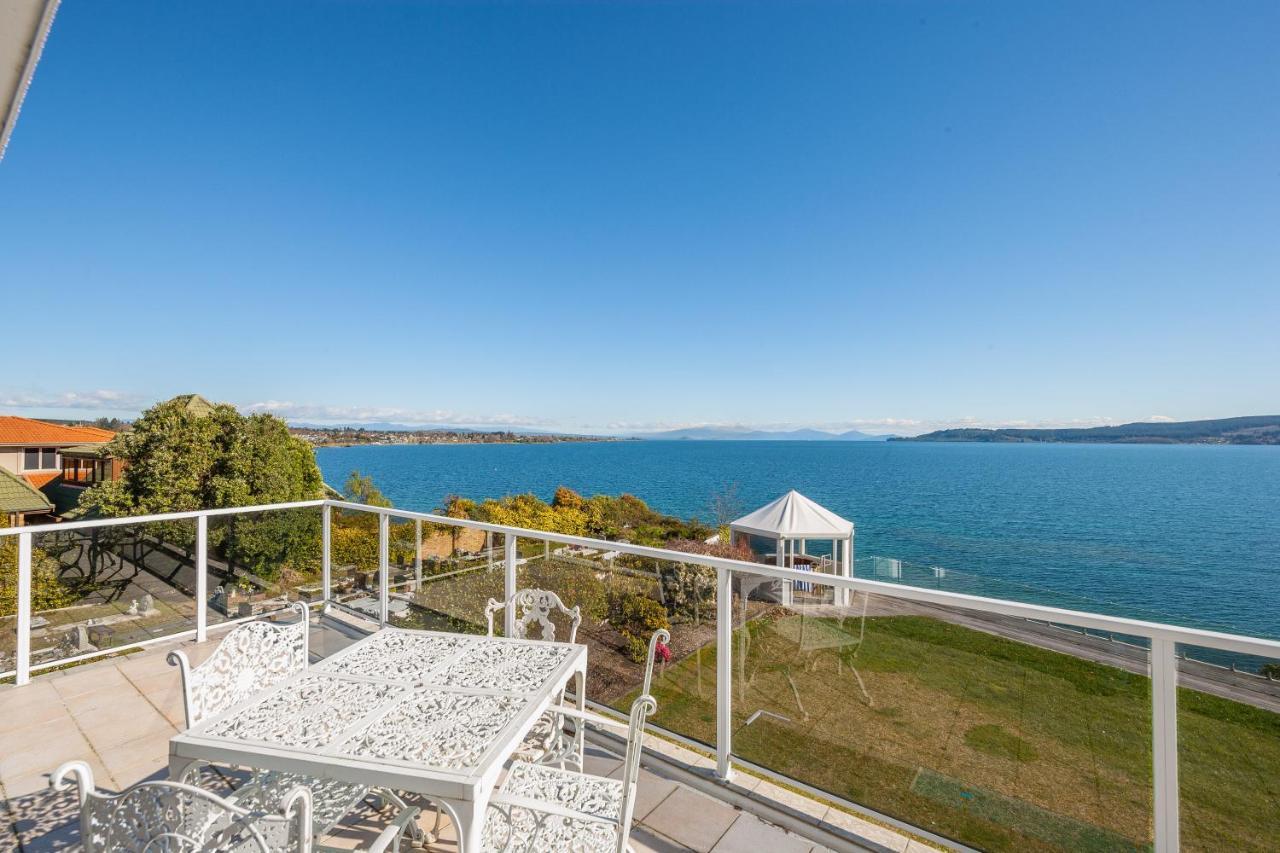 Spectacular Lakefront Home Taupo Eksteriør bilde