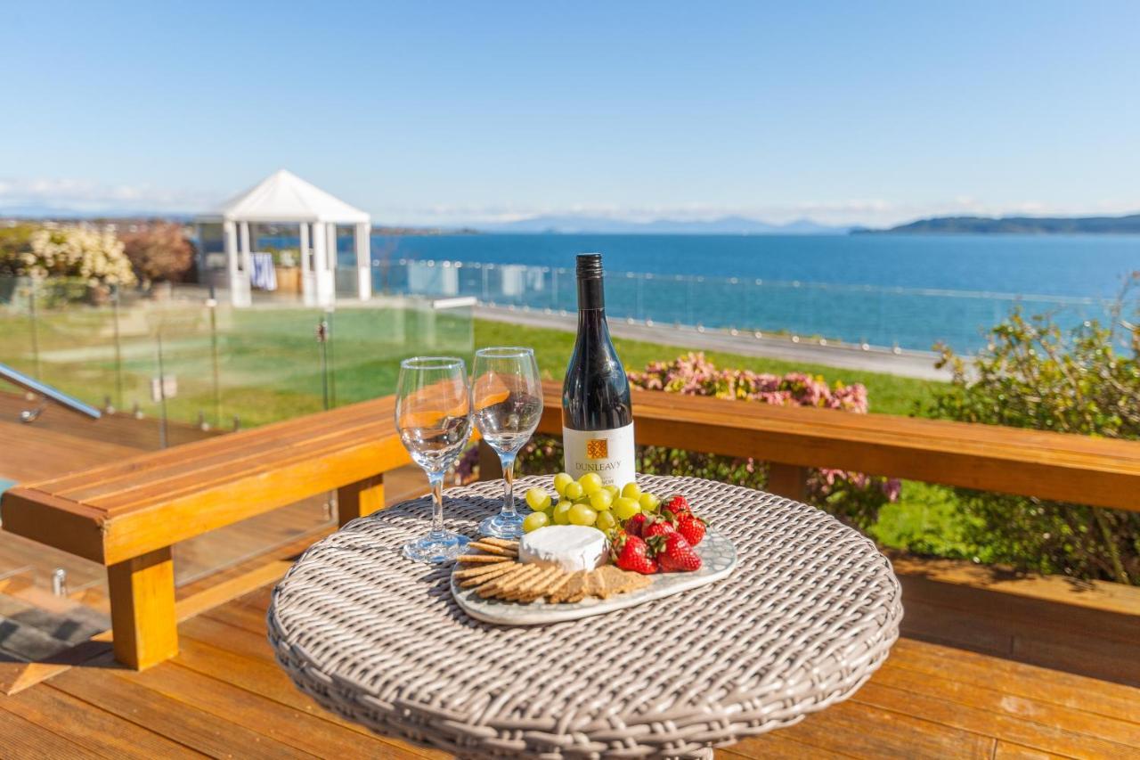 Spectacular Lakefront Home Taupo Eksteriør bilde